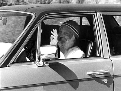 Datei:Osho rolls winkend.jpg