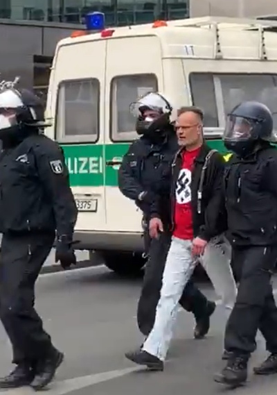 Datei:Nazi Hygienedemo April 2020.jpg