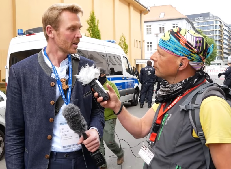 Datei:Nikolai Nerling Sascha Vrecar Eingeschenkt TV Hygienedemo 25 April 2020.jpg