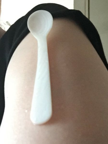 Datei:Impfmagnetismus Plastikloeffel 2021.jpg